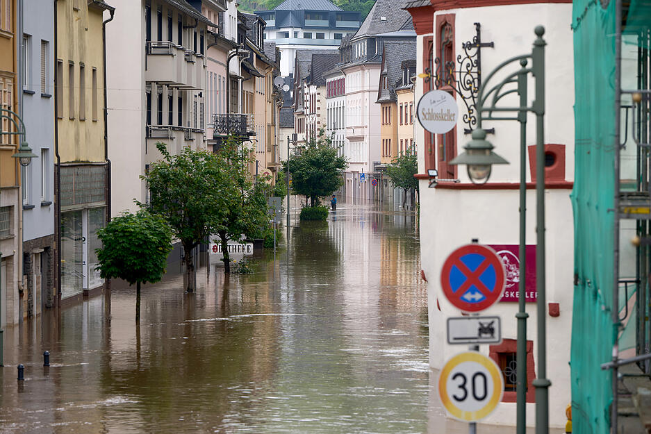 Große Teile der Altstadt von Zell in Rheinland-Pfalz stehen unter Wasser.