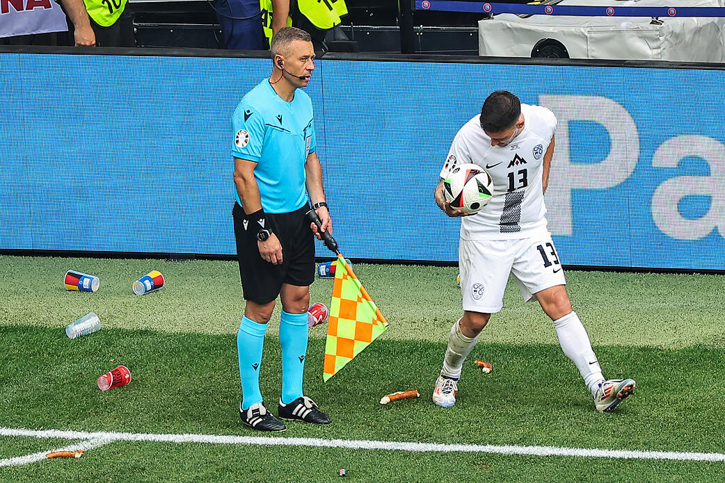 Wüste Szenen bei der EM 2024 SerbienFans werfen Bierbecher auf