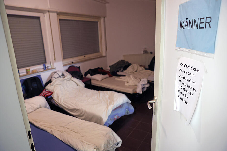 Dicht an dicht stehen die Klappbetten aneinander. 16 Menschen können im Erfrierungsschutz übernachten, auch Hunde sind willkommen.