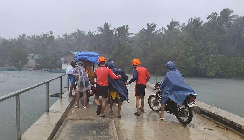 Auf der Flucht vor Supertaifun &laquo;Fung-Wong&raquo; haben fast eine Million Bewohner der Philippinen ihre H&auml;user verlassen m&uuml;ssen.