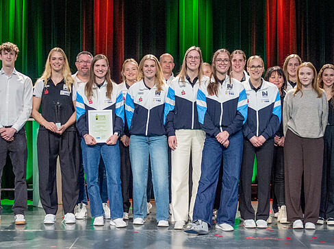 Eingerahmt von Stimme-Verleger Tilmann Distelbarth (links) und Chefredakteur und Fest-des-Sports-Moderator Uwe Ralf Heer (rechts hinten) posierten die besten Sportlerinnen und Sportler des Jahres 2025 auf der B&uuml;hne &bdquo;Unter der Pyramide&ldquo; der Kreissparkasse Heilbronn.