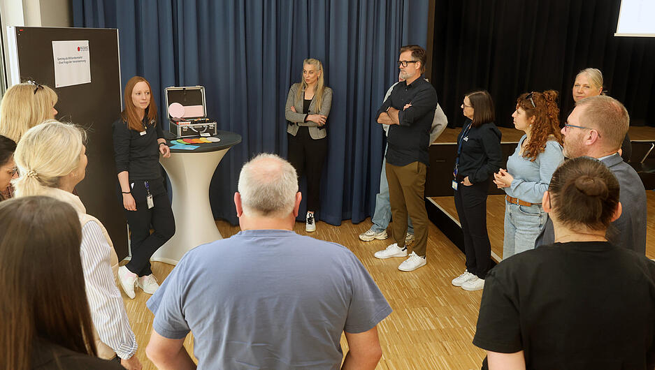 Allein in Deutschland wurden zuletzt rund 9,4 Milliarden Euro umgesetzt. Jugendliche sind dabei die Hauptzielgruppe.