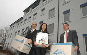 18. Januar 2010: Mit nur drei Kisten zogen die drei DHBW-Professoren Zeyer (v.l.), Graf und K&auml;&szlig;er-Pawelka in ihre vorl&auml;ufige Unterkunft bei der HVG.
Foto: Archiv/Dirks
