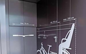 Über eine Schiene wird das Fahrrad auf Knopfdruck automatisch eingezogen.