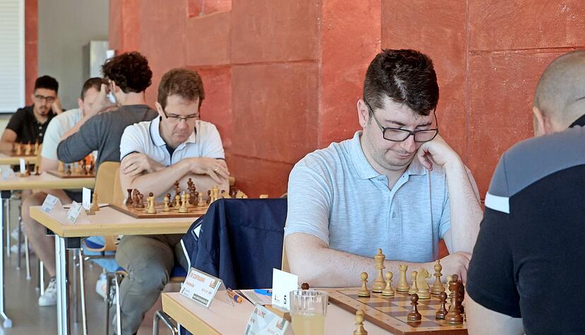 Auch im letzten Duell gegen Schönaich waren die Eppinger um Veaceslav Cofmann (2. von rechts) und Christian Mann (dahinter) ein starker Gegner.
Foto: Ralf Seidel Auch im letzten Duell gegen Schönaich waren die Eppinger um Veaceslav Cofmann (2. von rechts) und Christian Mann (dahinter) ein starker Gegner.
Foto: Ralf Seidel