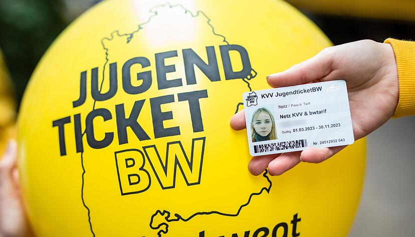 Ein "JugendticketBW" wird bei einem Pressetermin im Stra&szlig;enbahnmuseum vor einen passenden Ballon gehalten.