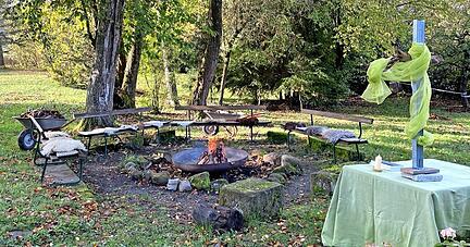 Das Lagerfeuer ist der zentrale Ort für Diskussion und Austausch. Das Lagerfeuer ist der zentrale Ort für Diskussion und Austausch.