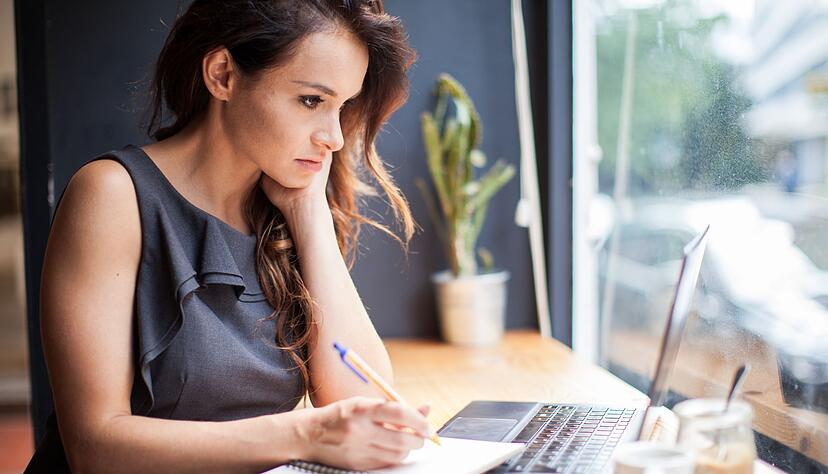 Auch wenn die Arbeit im Café Abwechslung verspricht: Wer ins Homeoffice geschickt wird, sollte seinen Arbeitsort nur mit Erlaubnis des Arbeitgebers dorthin verlegen. Auch wenn die Arbeit im Café Abwechslung verspricht: Wer ins Homeoffice geschickt wird, sollte seinen Arbeitsort nur mit Erlaubnis des Arbeitgebers dorthin verlegen.