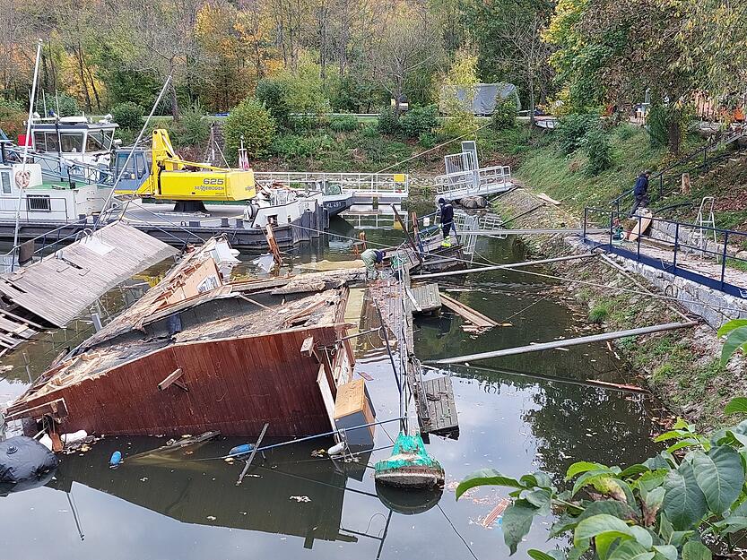 Zuvor war es bis zum Dach im Fluss versunken.