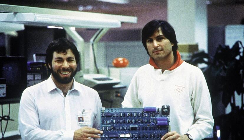 1976: Das erste Apple-Produkt - der Apple I - wurde von Steve Wozniak (l) entworfen. Rechts: Steve Jobs. 1976: Das erste Apple-Produkt - der Apple I - wurde von Steve Wozniak (l) entworfen. Rechts: Steve Jobs.