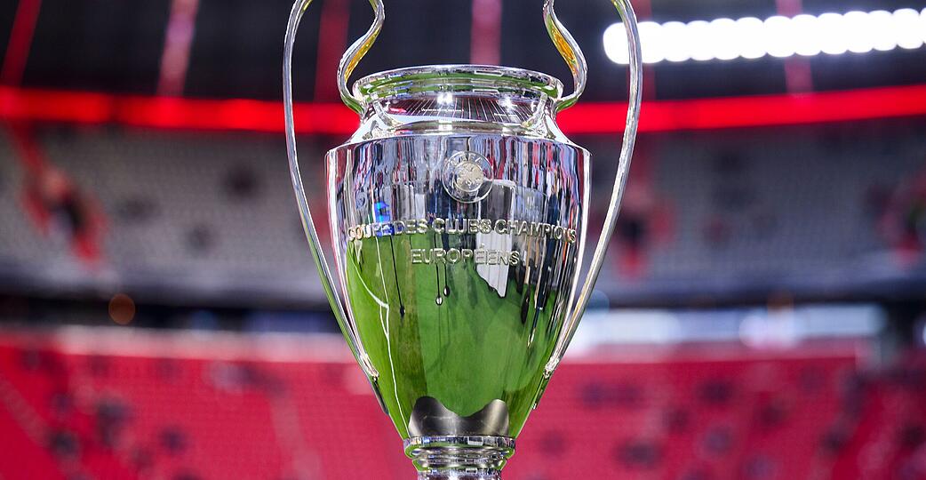 Diesem Pokal gelten alle Sehns&uuml;chte: der Henkelpott, den der Final-Triumphator in der Champions League &uuml;berreicht bekommt. 2025 holte sich Paris Saint-Germain die Troph&auml;e, 2026 wollen die Bayern nur allzu gerne die Silberware einsammeln.
