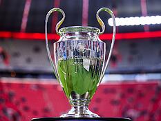 Diesem Pokal gelten alle Sehns&uuml;chte: der Henkelpott, den der Final-Triumphator in der Champions League &uuml;berreicht bekommt. 2025 holte sich Paris Saint-Germain die Troph&auml;e, 2026 wollen die Bayern nur allzu gerne die Silberware einsammeln.