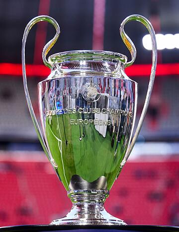 Diesem Pokal gelten alle Sehns&uuml;chte: der Henkelpott, den der Final-Triumphator in der Champions League &uuml;berreicht bekommt. 2025 holte sich Paris Saint-Germain die Troph&auml;e, 2026 wollen die Bayern nur allzu gerne die Silberware einsammeln.
