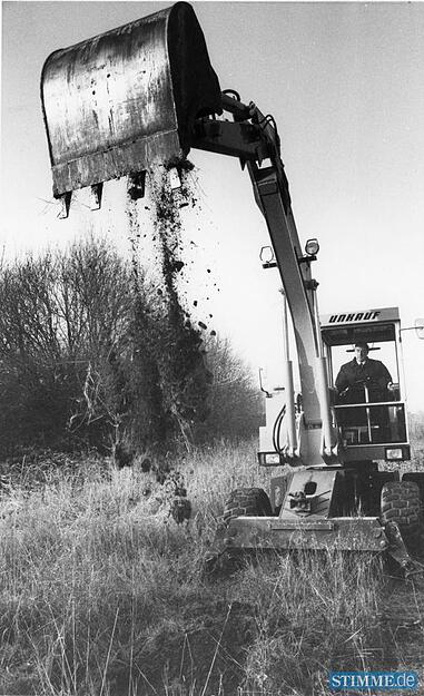 Erster Baggerbiss f&uuml;r den B&ouml;ckinger Ziegeleipark am 13.12.1991 mit Oberb&uuml;rgermeister Dr. Manfred Weinmann am Steuerkn&uuml;ppel.