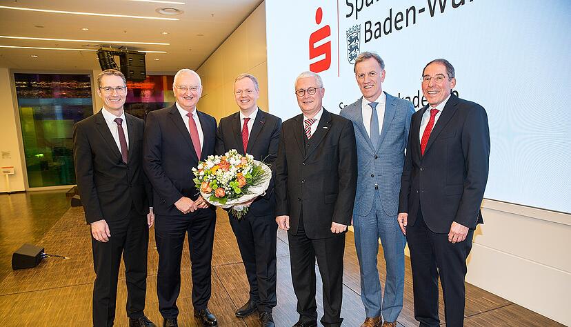 Matthias Neth (dritter von links) wurde am Freitagnachmittag in Stuttgart zum neuen Präsidenten des Sparkassenverbands Baden-Württemberg gewählt.