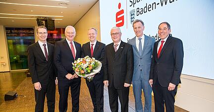 Matthias Neth (dritter von links) wurde am Freitagnachmittag in Stuttgart zum neuen Präsidenten des Sparkassenverbands Baden-Württemberg gewählt. Matthias Neth (dritter von links) wurde am Freitagnachmittag in Stuttgart zum neuen Präsidenten des Sparkassenverbands Baden-Württemberg gewählt.