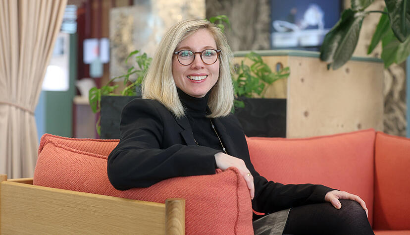 Constanze Zawadsky kuratiert die wechselnden Ausstellungen im Besucherzentrum im Wohlgelegen und rückt im Art Space Kunst und KI ins Zentrum. Menschen emotional abzuholen ist das Ziel dahinter. Constanze Zawadsky kuratiert die wechselnden Ausstellungen im Besucherzentrum im Wohlgelegen und rückt im Art Space Kunst und KI ins Zentrum. Menschen emotional abzuholen ist das Ziel dahinter.