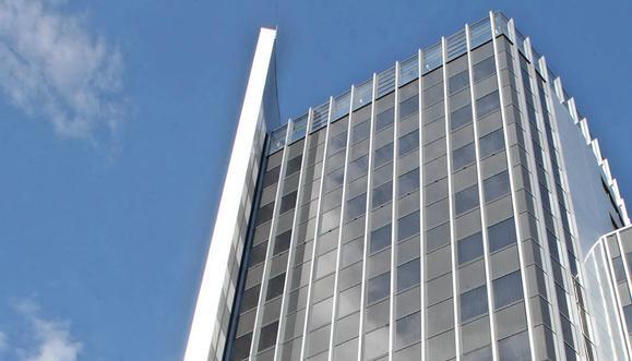 Small Talk vor dem 64 Meter hohen WTZ-Turm gestern Abend. Die zahlreichen Gäste waren von dem Bauwerk im Zukunftspark Wohlgelegen angetan.Fotos: Ralf Seidel Small Talk vor dem 64 Meter hohen WTZ-Turm gestern Abend. Die zahlreichen Gäste waren von dem Bauwerk im Zukunftspark Wohlgelegen angetan.Fotos: Ralf Seidel