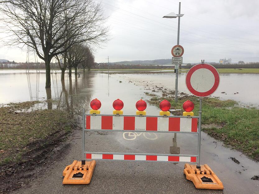 Straßen wegen Hochwasser gesperrt Straßen wegen Hochwasser gesperrt