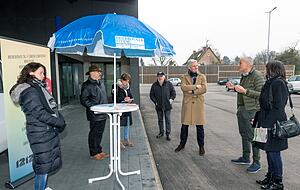 Anregungen und Wünsche nahm Uwe Ralf Heer auch bei der Vor-Ort-Aktion in Ellhofen entgegen.
Fotos: Mario Berger Anregungen und Wünsche nahm Uwe Ralf Heer auch bei der Vor-Ort-Aktion in Ellhofen entgegen.
Fotos: Mario Berger