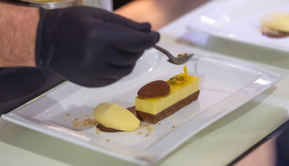 Gäste erwartet ein Vier-Gänge-Menü von regionalen Sterneköchen. Gäste erwartet ein Vier-Gänge-Menü von regionalen Sterneköchen.