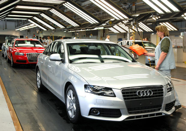 Und fertig: Nach der Endkontrolle darf das Auto zum Kunden. Und fertig: Nach der Endkontrolle darf das Auto zum Kunden.