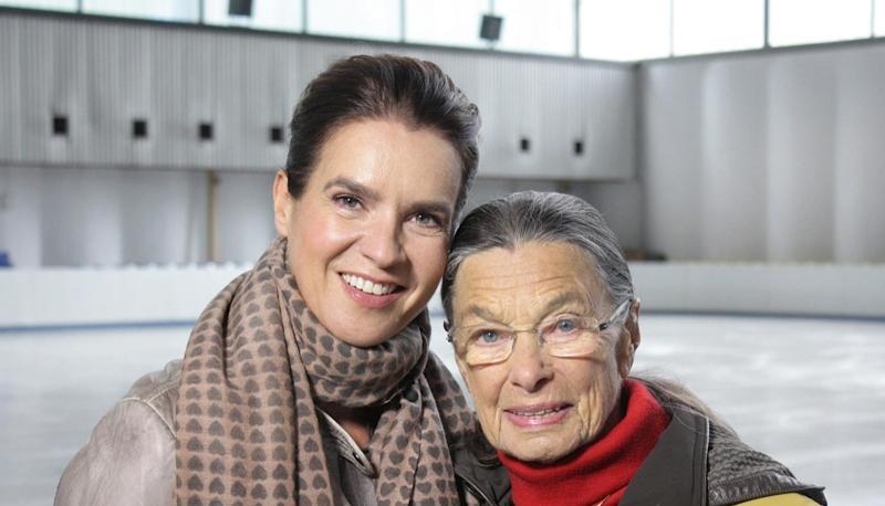Katarina Witt (L) mit ihrer ehemaligen Trainerin Jutta M&uuml;ller im Chemnitzer Eissportzentrum.