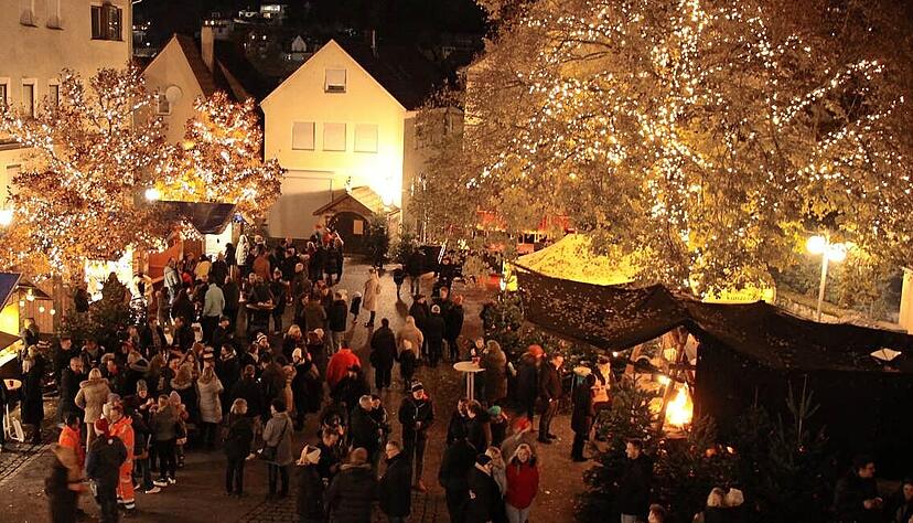 Rund um den zweiten Advent verwandelt sich der Schlossplatz in einen kleinen, festlich beleuchteten Weihnachtsmarkt.
Foto: Archiv/Ludwig Rund um den zweiten Advent verwandelt sich der Schlossplatz in einen kleinen, festlich beleuchteten Weihnachtsmarkt.
Foto: Archiv/Ludwig