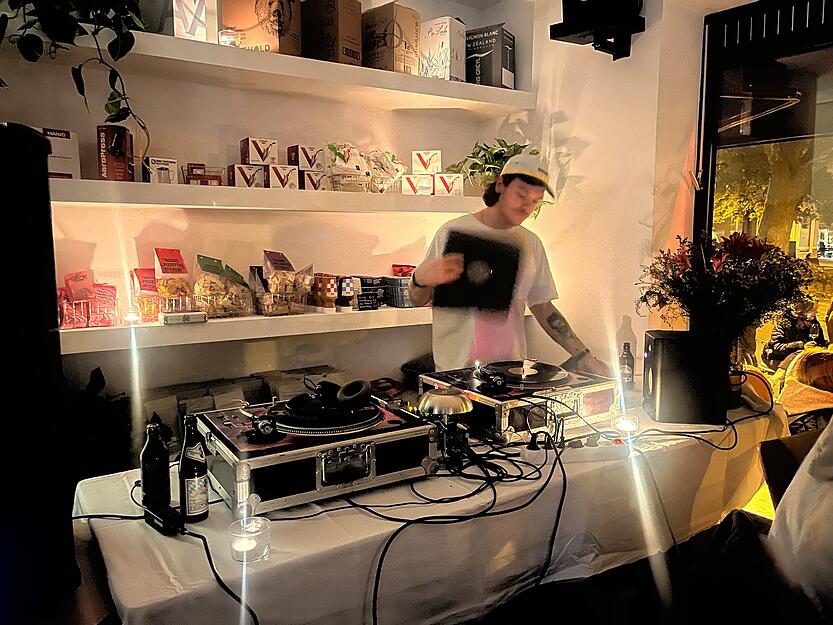 Innen sorgte ein DJ beim Grand Opening des Café Stretta für Stimmung. Innen sorgte ein DJ beim Grand Opening des Café Stretta für Stimmung.