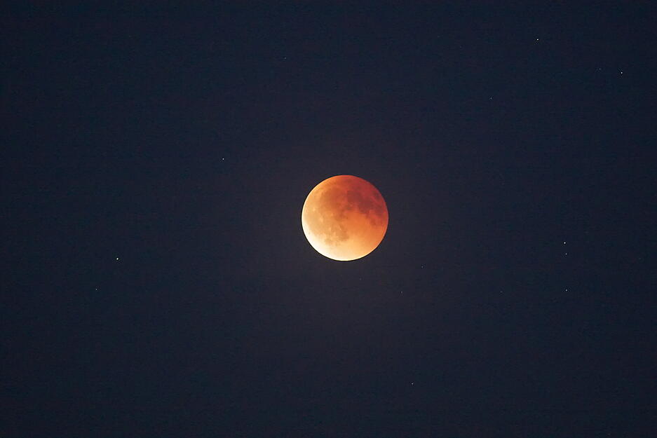 Die totale Mondfinsternis ist am Sonntagabend deutlich über Heilbronn und der Region zu sehen. Zahlreiche Schaulustige verfolgten das Himmelsphänomen an Aussichtspunkten.