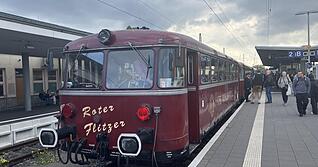 Der historische Schienenbus am Heilbronner Hauptbahnhof auf dem Weg zum Cannstatter Wasen. Der historische Schienenbus am Heilbronner Hauptbahnhof auf dem Weg zum Cannstatter Wasen.