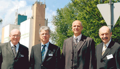 Herbert Schindler (links), Gerhard Roßwog und Günther Junker vom Genossenschaftsverband mit KRZ-Sprecher Jürgen Freudenberger (Zweiter von rechts).Foto: Hettich