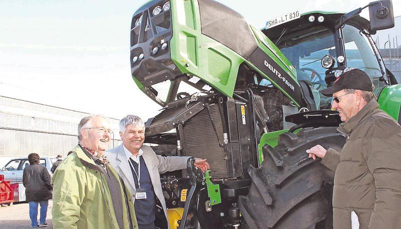 Edmund Belle (Mitte) zeigt Wilhelm Kollmar (rechts) und Dieter Seiter, wie es im Innern eines Schleppers aussieht.
Fotos: Juliane Renk