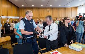 Der Tag des Urteils im Landgericht: Der Angeklagte Georg M. (vorn, Mitte), Ehemann des Opfers, ist im April 2018 zu lebenslanger Haft verurteilt worden.
Foto: Mario Berger Der Tag des Urteils im Landgericht: Der Angeklagte Georg M. (vorn, Mitte), Ehemann des Opfers, ist im April 2018 zu lebenslanger Haft verurteilt worden.
Foto: Mario Berger