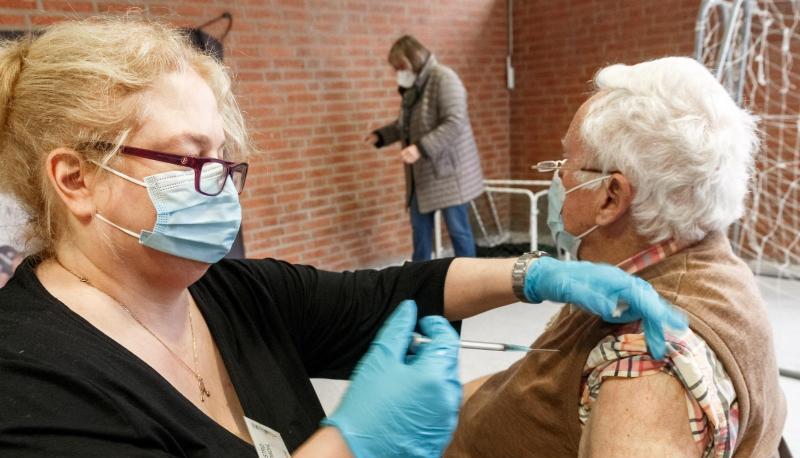 Booster-Impfung in einem Lübecker Jugendzentrum. Booster-Impfung in einem Lübecker Jugendzentrum.