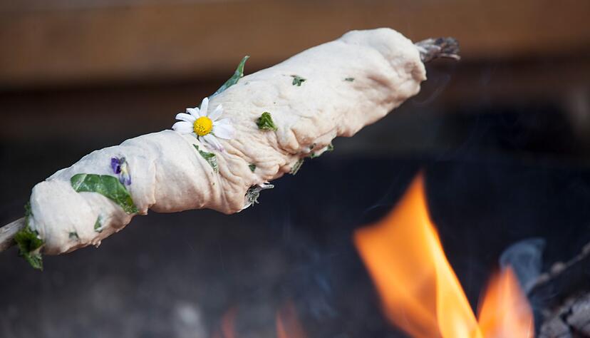 Ein Wildkräuterkurs hat Waldpädagogin Sabrina Schwarz dazu inspiriert, ihr Stockbrot auch mit Brennnessel, Gänseblümchen, Wildem Stiefmütterchen oder Bärlauch aufzupeppen.