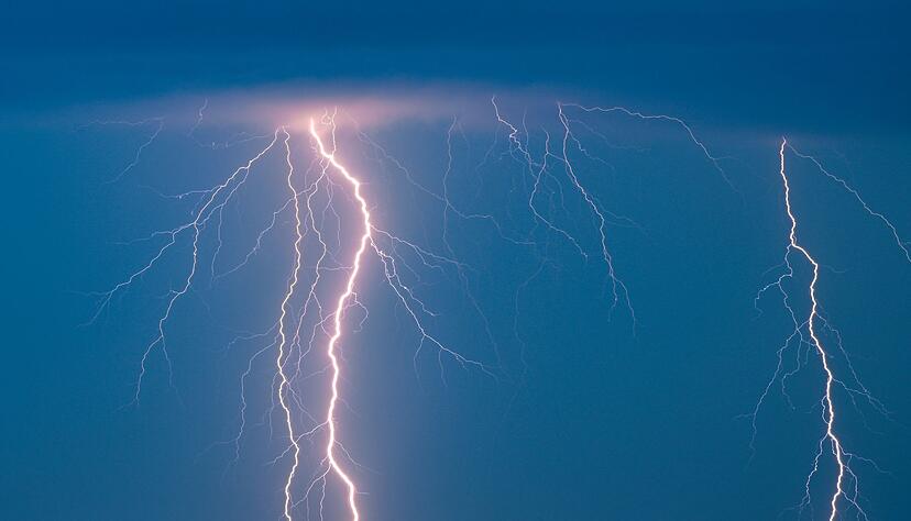 Gewitterblitze sind aus der Ferne ein spektakul&auml;res Schauspiel - direkt &uuml;ber einem aber eher furchteinfl&ouml;&szlig;end.