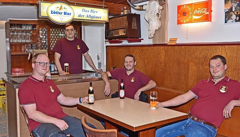 WFO-Vorstand Julian Sch&uuml;le (hinten Theke) und Mitglieder des Vereinsausschuss testen schon mal den k&uuml;nftigen Vereinsraum. Foto: Werner Stuber