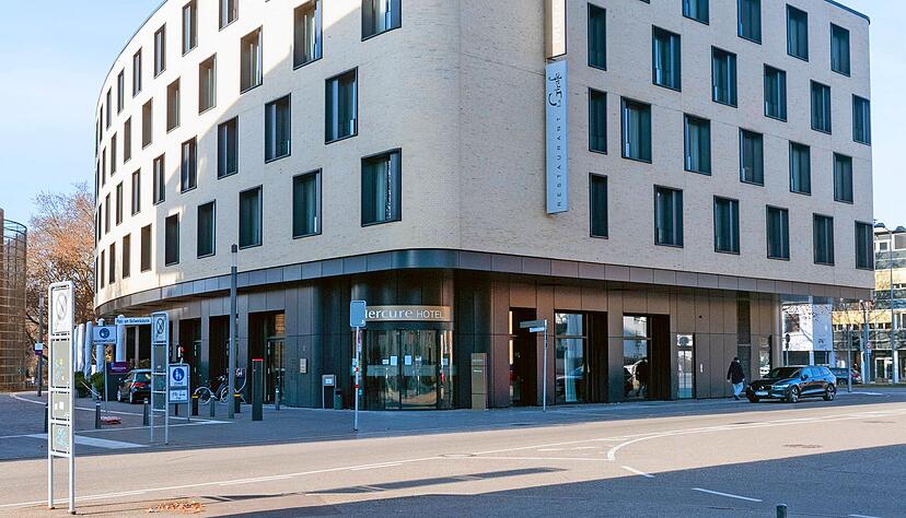 Das Mercure-Restaurant in Heilbronn bleibt komplett geschlossen. Das Vier-Sterne-Hotel empfängt ab dieser Woche aber wieder Geschäftsreisende, dennoch befindet sich der Großteil der Mitabeiter in Kurzarbeit.
Foto: Mario Berger Das Mercure-Restaurant in Heilbronn bleibt komplett geschlossen. Das Vier-Sterne-Hotel empfängt ab dieser Woche aber wieder Geschäftsreisende, dennoch befindet sich der Großteil der Mitabeiter in Kurzarbeit.
Foto: Mario Berger