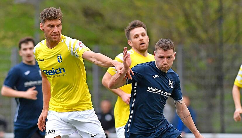 Philipp Seybold (rechts) sorgte noch vor der Pause für eine beruhigende 3:0-Führung des Verbandsligisten Sport-Union Neckarsulm. Nach dem Seitenwechsel geriet der verdiente Sieg nicht mehr in Gefahr.
Foto: Mario Berger Philipp Seybold (rechts) sorgte noch vor der Pause für eine beruhigende 3:0-Führung des Verbandsligisten Sport-Union Neckarsulm. Nach dem Seitenwechsel geriet der verdiente Sieg nicht mehr in Gefahr.
Foto: Mario Berger