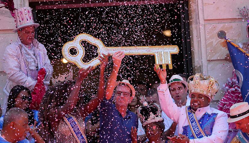 B&uuml;rgermeister Paes &uuml;bergibt die Macht &uuml;ber die Stadt an K&ouml;nig Momo.