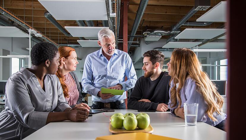 Wie geht das Teammeeting aus? Wer glaubt, alles beeinflussen zu können, hat oft ein überzogenes Verantwortungsgefühl. Wie geht das Teammeeting aus? Wer glaubt, alles beeinflussen zu können, hat oft ein überzogenes Verantwortungsgefühl.
