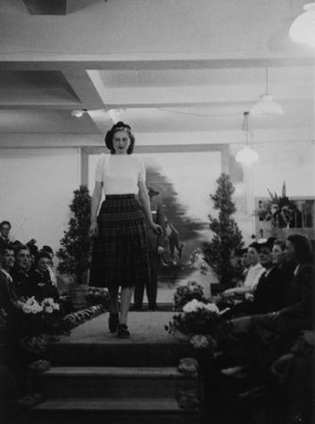 1948: Die erste Modenschau im Kaufhaus Beilharz nach dem Krieg.