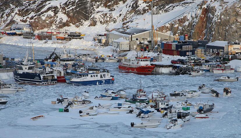 Boote und Schiffe im Hafen von Ilulissat.