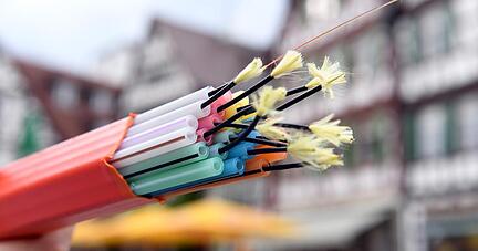 Über eine Glasfaserverbindung wie diese laufen künftig die Internetverbindungen nach Heilbronn-Biberach. Foto: