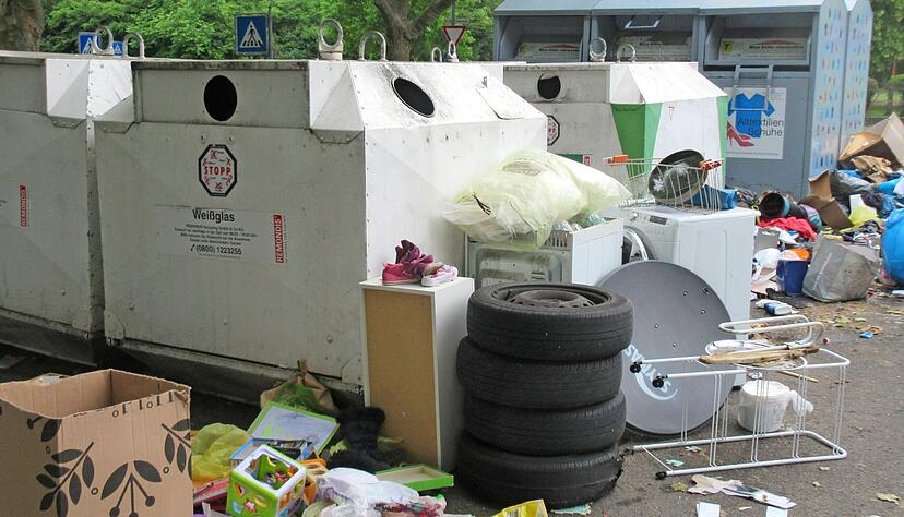 Eigentlich dürfen an dem Containerstandort an der Böckinger Viehweide nur Altglas und Kleider entsorgt werden. Oft wird hier jedoch wilder Müll abgestellt.
Foto: privat Eigentlich dürfen an dem Containerstandort an der Böckinger Viehweide nur Altglas und Kleider entsorgt werden. Oft wird hier jedoch wilder Müll abgestellt.
Foto: privat