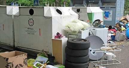 Eigentlich dürfen an dem Containerstandort an der Böckinger Viehweide nur Altglas und Kleider entsorgt werden. Oft wird hier jedoch wilder Müll abgestellt.
Foto: privat Eigentlich dürfen an dem Containerstandort an der Böckinger Viehweide nur Altglas und Kleider entsorgt werden. Oft wird hier jedoch wilder Müll abgestellt.
Foto: privat