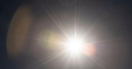 Die Sonne scheint am Himmel.