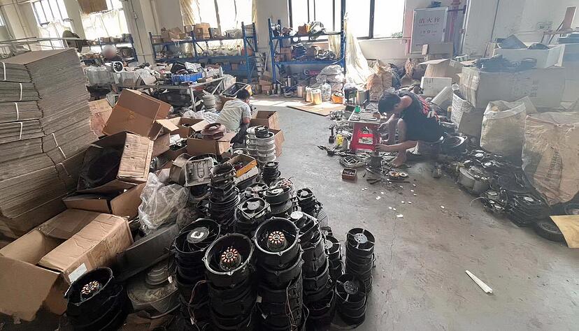 In einer F&auml;lscherwerkstatt wurden 149 Ventilatoren und 260 gef&auml;lschte Etiketten beschlagnahmt.