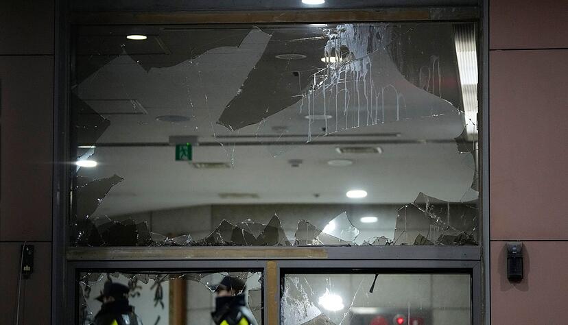 Wütende Demonstranten zerschlugen Scheiben des Gerichts in Seoul. Wütende Demonstranten zerschlugen Scheiben des Gerichts in Seoul.